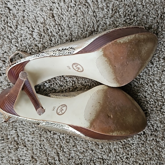Gold Michael Kors heels! - Picture 6 of 8